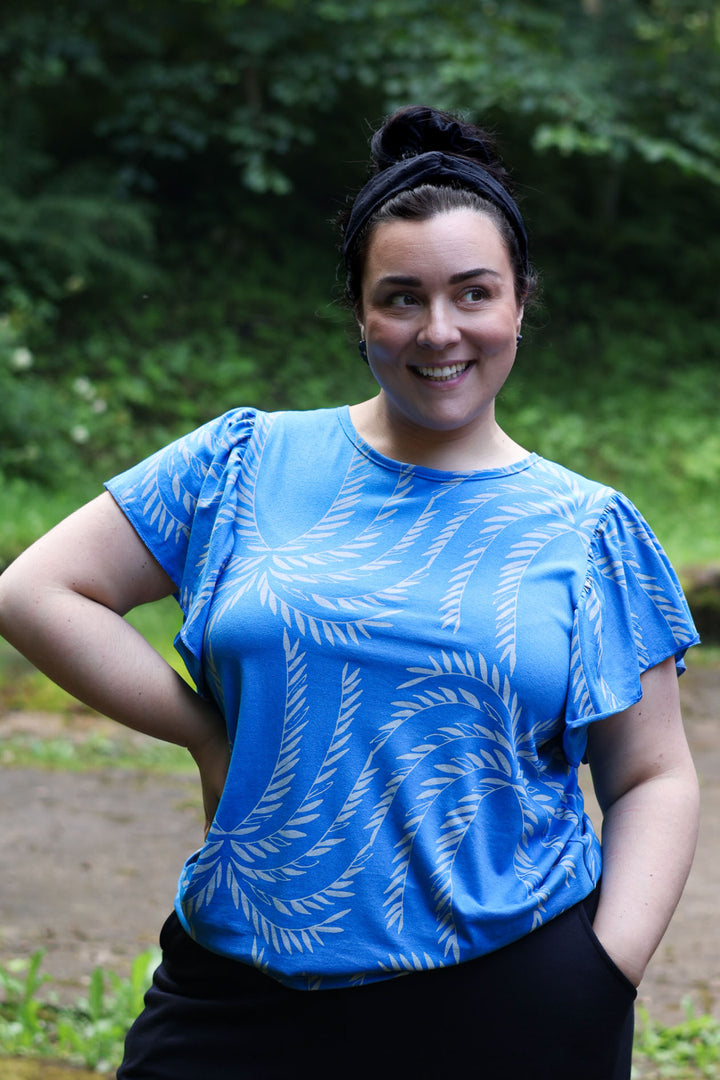 Julia-neulospusero sinisenä ja Siivet-kuosilla, koossa XXL.