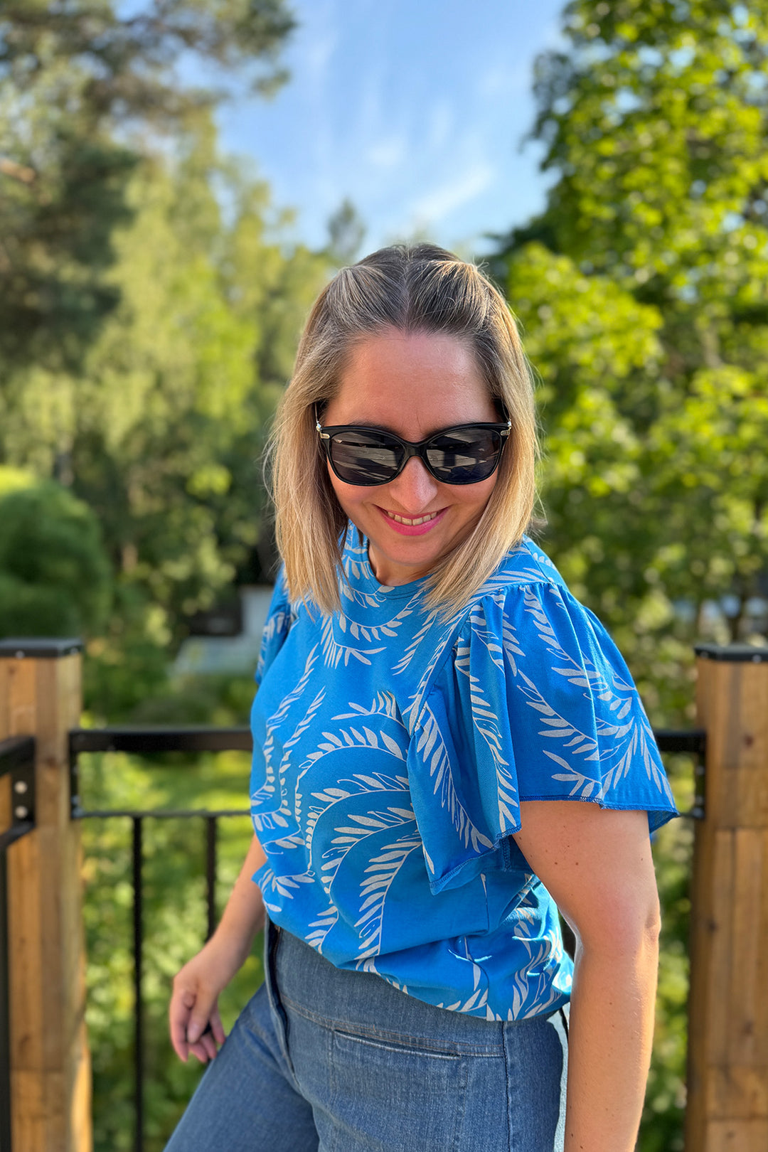 Sininen Julia-neulospusero Siivet-kuosilla.