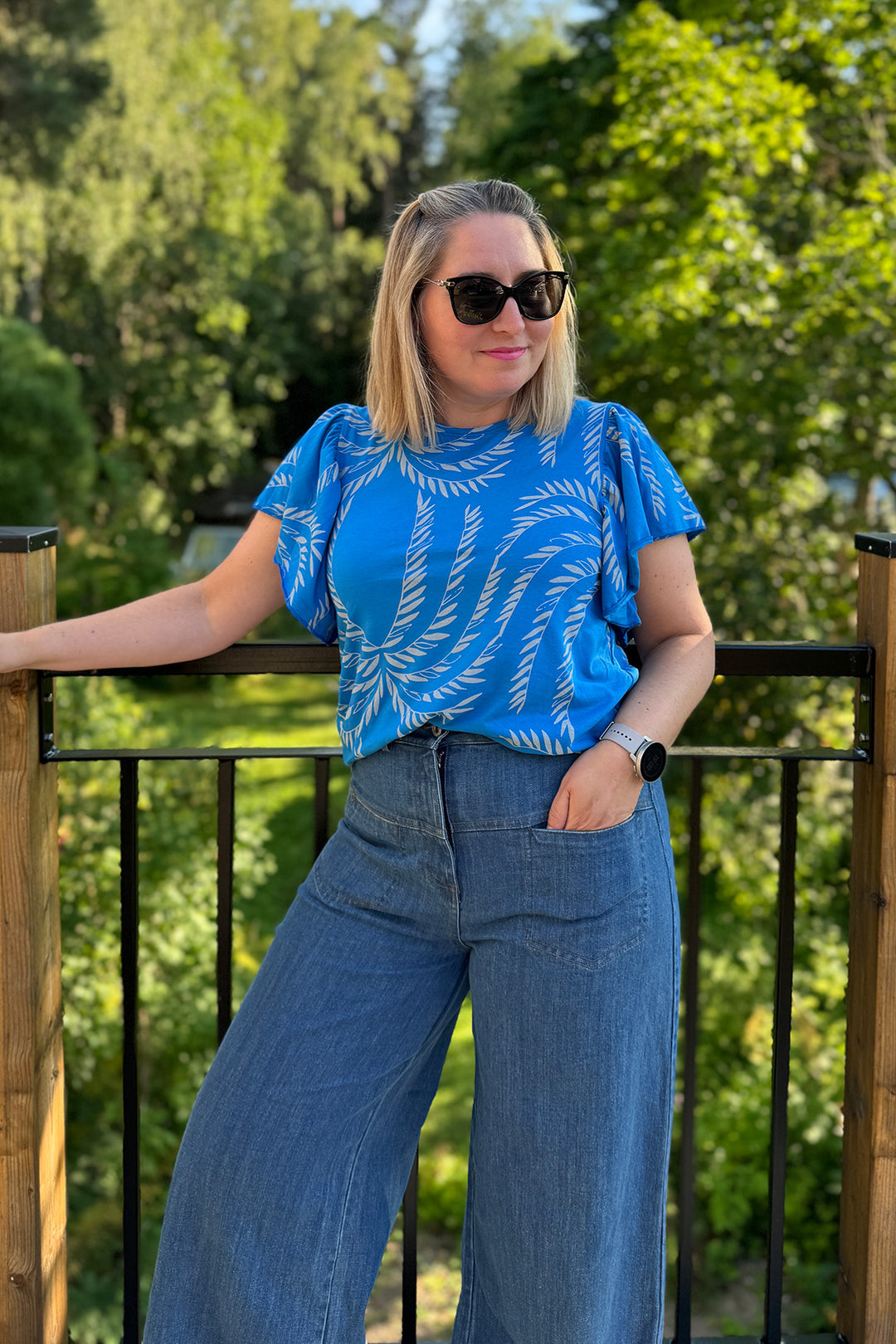 Julia-neulospusero sopii hyvin yhteen farkkujen kanssa. Kuvassa koko M.