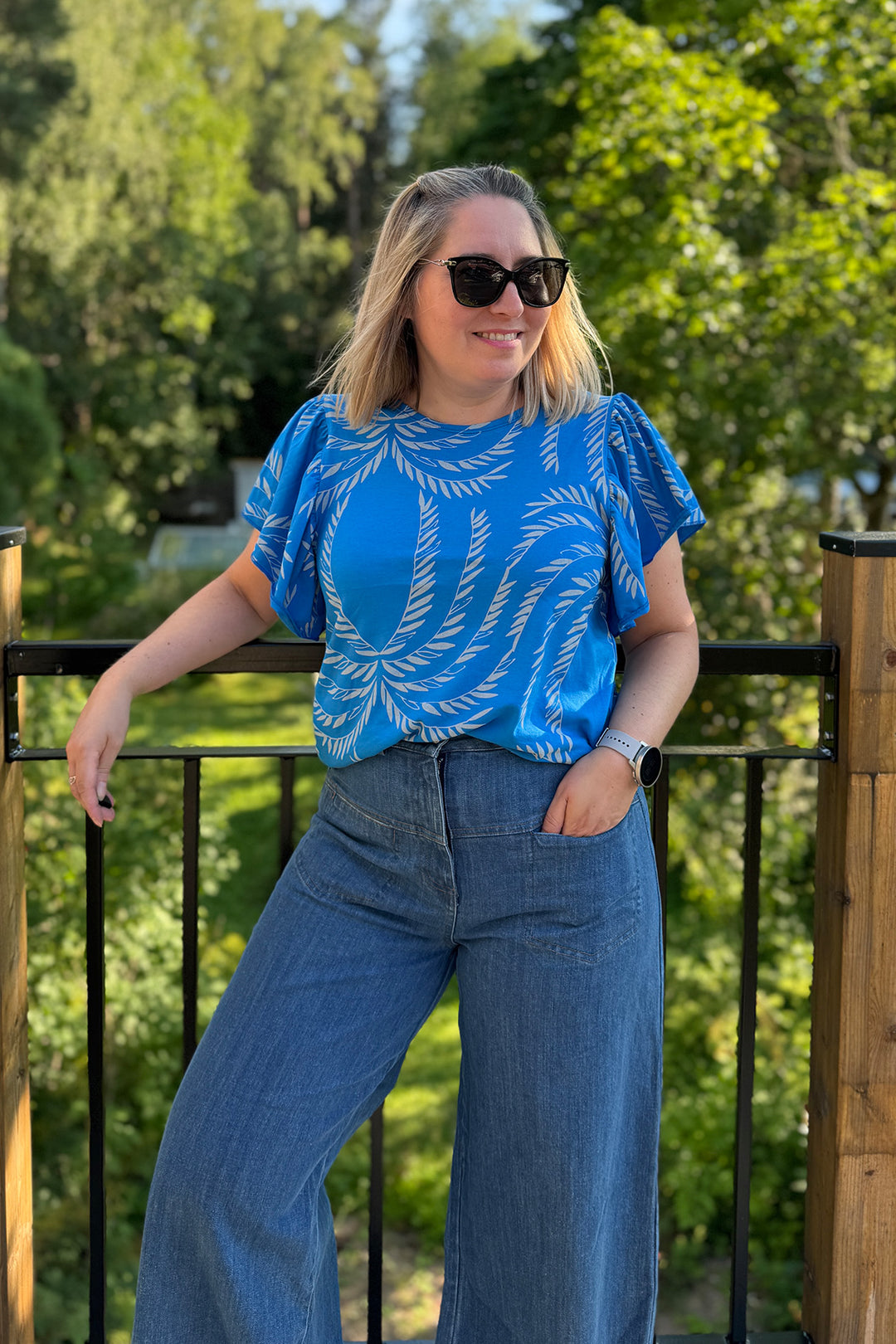 Julia-neulospusero Siivet-kuosilla sinisessä värissä. Puserossa on ihanat, tyttömäiset hihat! Kuvassa koko M.