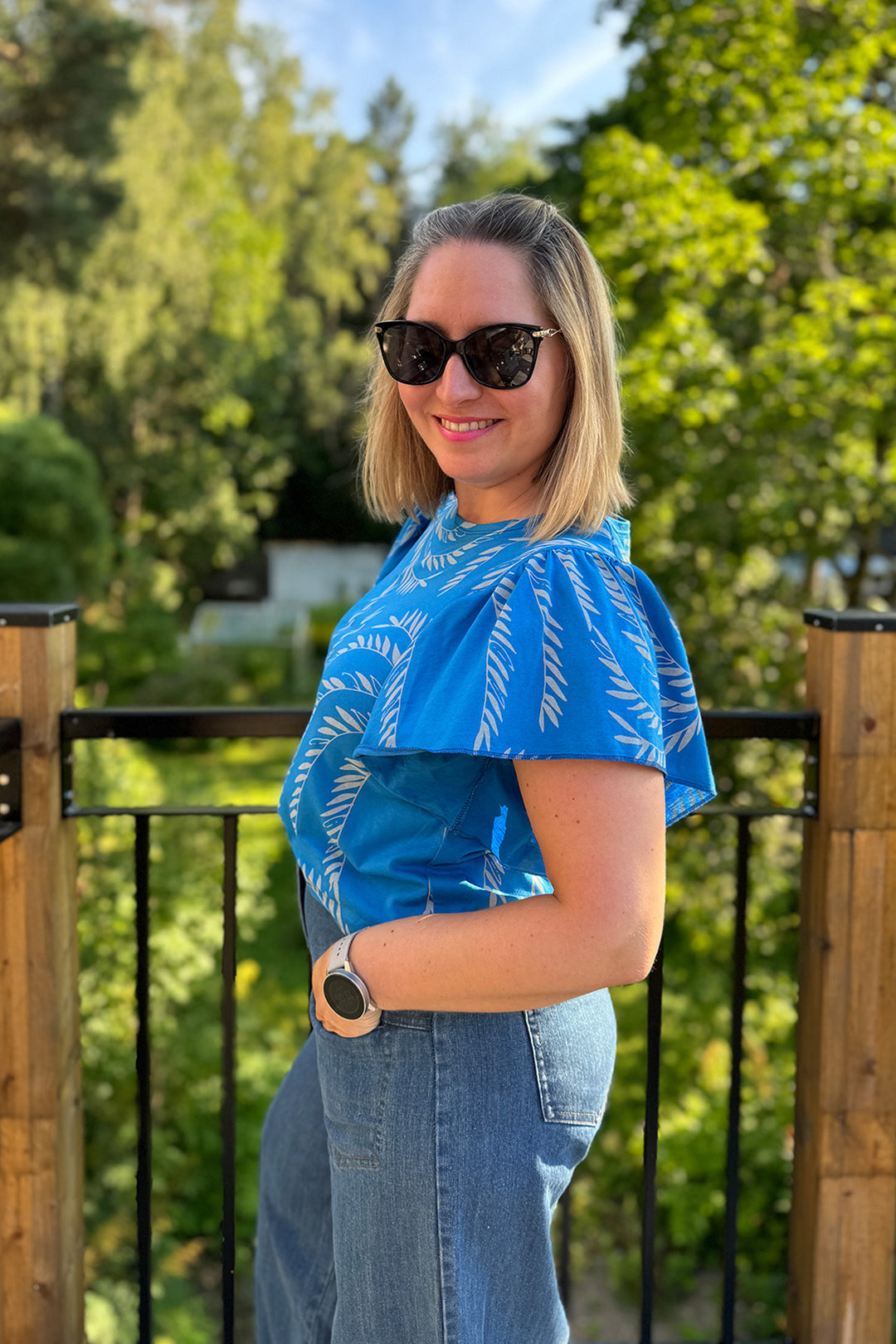 Julia-neulospusero koossa M. Puserossa on kaunis Siivet-kuosi, joka on yrittäjä Maija Nuppulan suunnittelema.