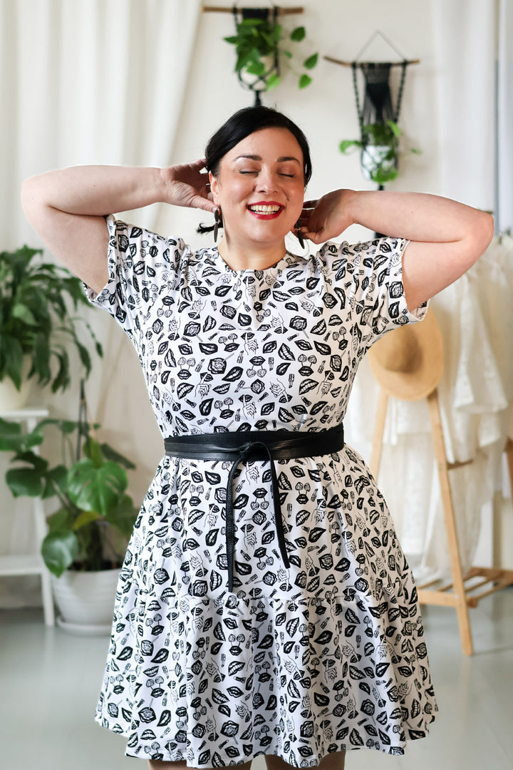 Juni-neulosmekko koossa XL ja asustettuna Kiedon Siro-kietaisuvyöllä. Sekä Aate clothing että Kiedo kuuluvat Suomikki-yhteisöön.