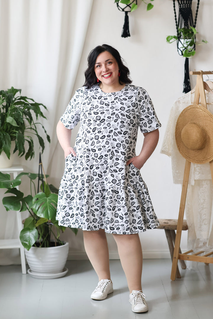 Juni-neulosmekossa on tietysti taskut! Mekko on A-linjainen ja se on täysin kotimainen.