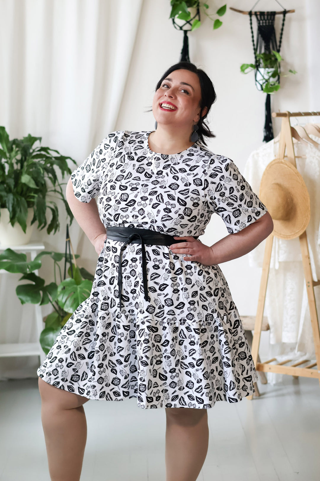 Juni-neulosmekko koossa XL. POP-kuosin kanssa sopii hyvin yhteen KIedon Siro-kietaisuvyö.