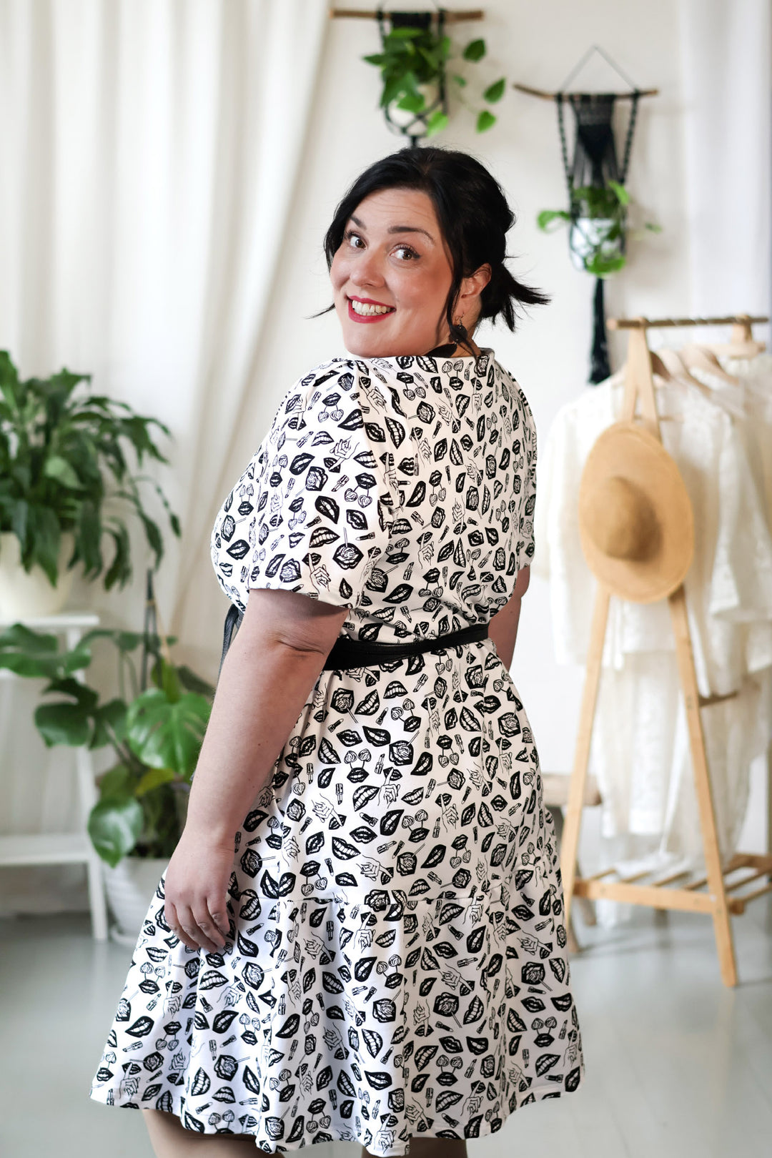 Juni-neulosmekko koossa XL. Mekko on valmistettu materiaaleista lähtien Suomessa.