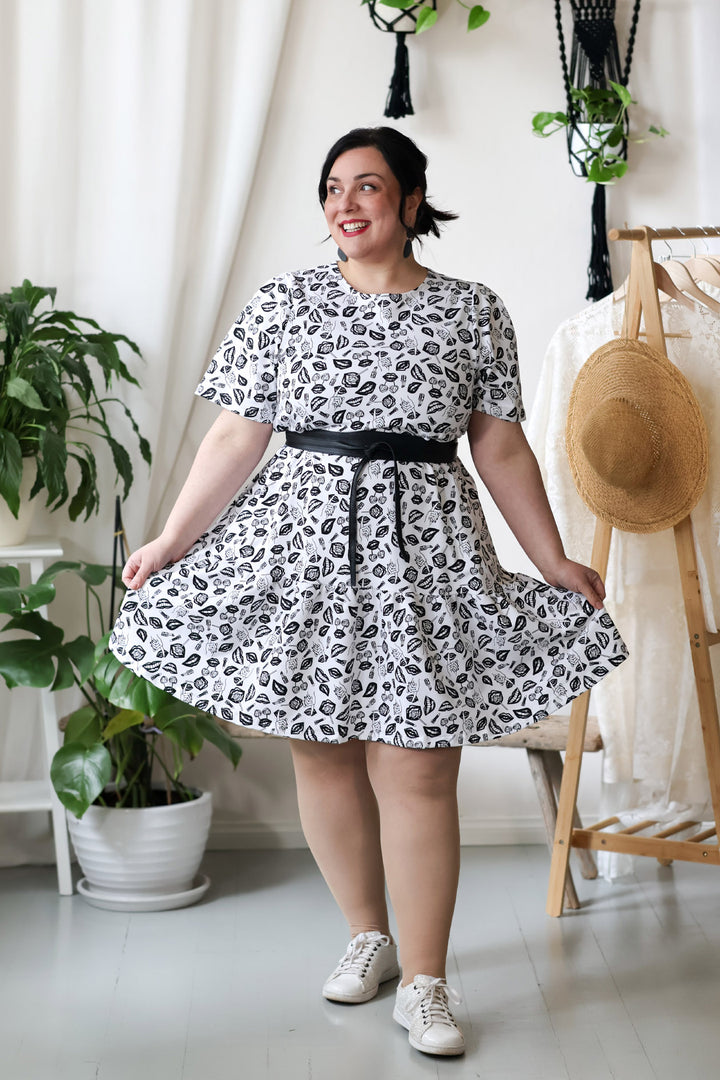 Aate clothingin tuotteet suunnitellaan Salossa, Mathildedalissa, jossa sijaitsee myös kivijalkamyymälä. Kuvassa Juni-mekko POP-kuosilla ja asustettuna Kiedon Siro-kietaisuvyöllä.