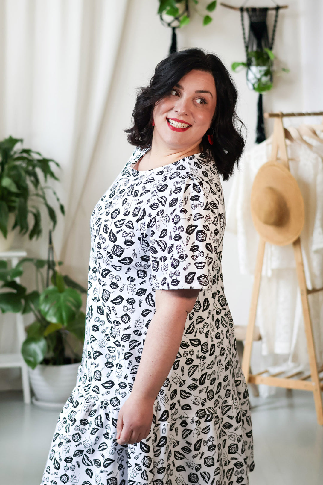 Juni-neulosmekossa on kaunis ja väljä hiha, jossa vastalaskokset.