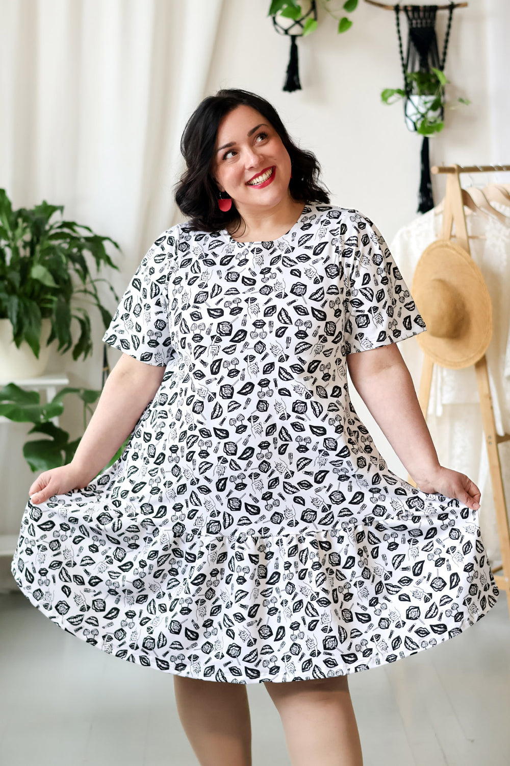 Juni-neulosmekossa on runsas, poimutettu frillahelma ja tietysti taskut. Kuvassa koko XL. POP-kuosi on Miina Launiaisen suunnittelema kuosi.