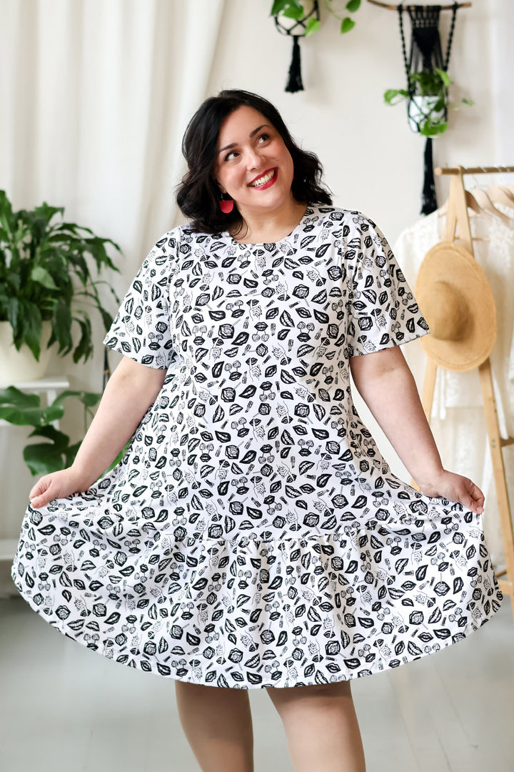 Juni-neulosmekossa on runsas, poimutettu frillahelma ja tietysti taskut. Kuvassa koko XL. POP-kuosi on Miina Launiaisen suunnittelema kuosi.