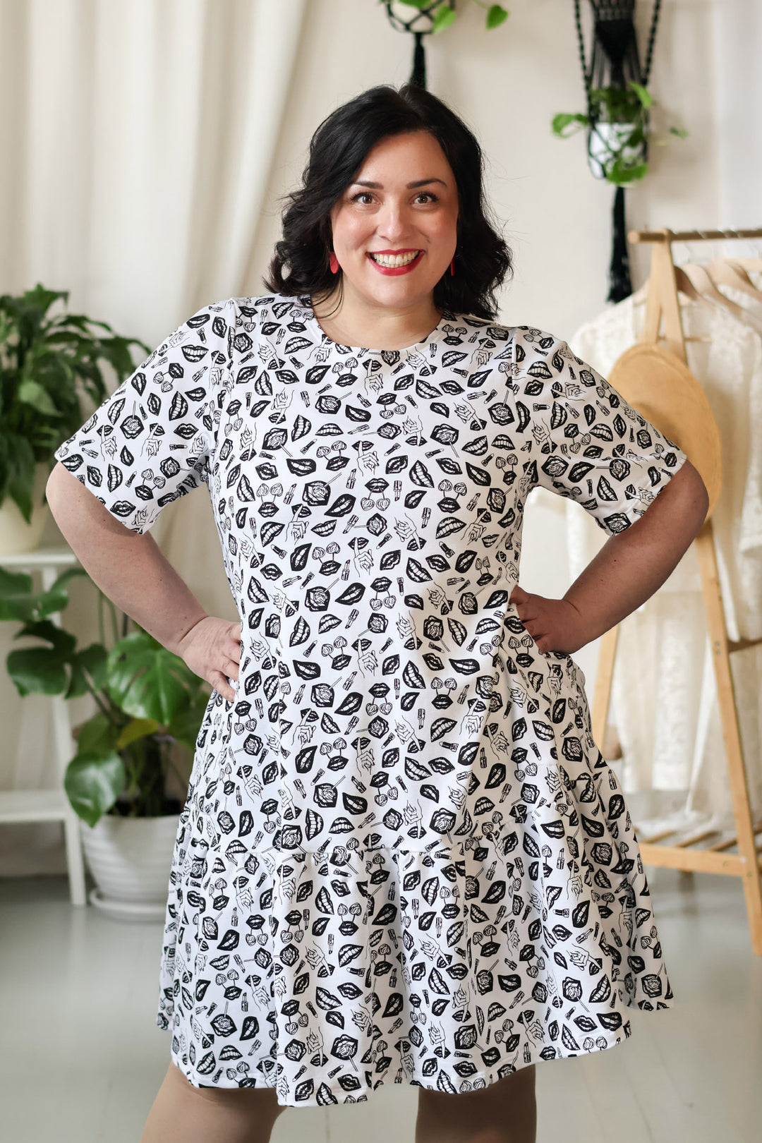 Juni-neulosmekon POP-kuosi on leikkisä ja rohkea ja se on inspiroitunut Uuden musiikin kilpailusta ja Erika Vikmanista. 