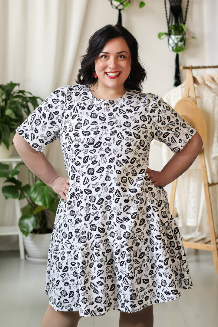 Juni-neulosmekon POP-kuosi on leikkisä ja rohkea ja se on inspiroitunut Uuden musiikin kilpailusta ja Erika Vikmanista. 