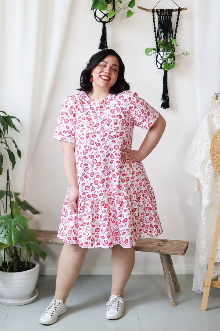 Kotimainen Juni-mekko on A-linjainen ja siinä on taskut. POP-kuosin on suunnitellut Miina Launiainen ja se on painettu Pälkäneellä Printscorpiolla.