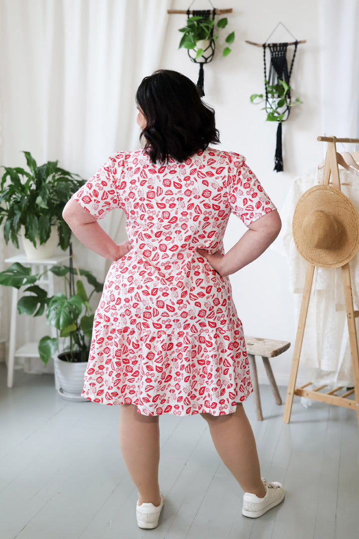 Juni-neulosmekko takaa. Mekko on valmistettu 100% Suomessa.