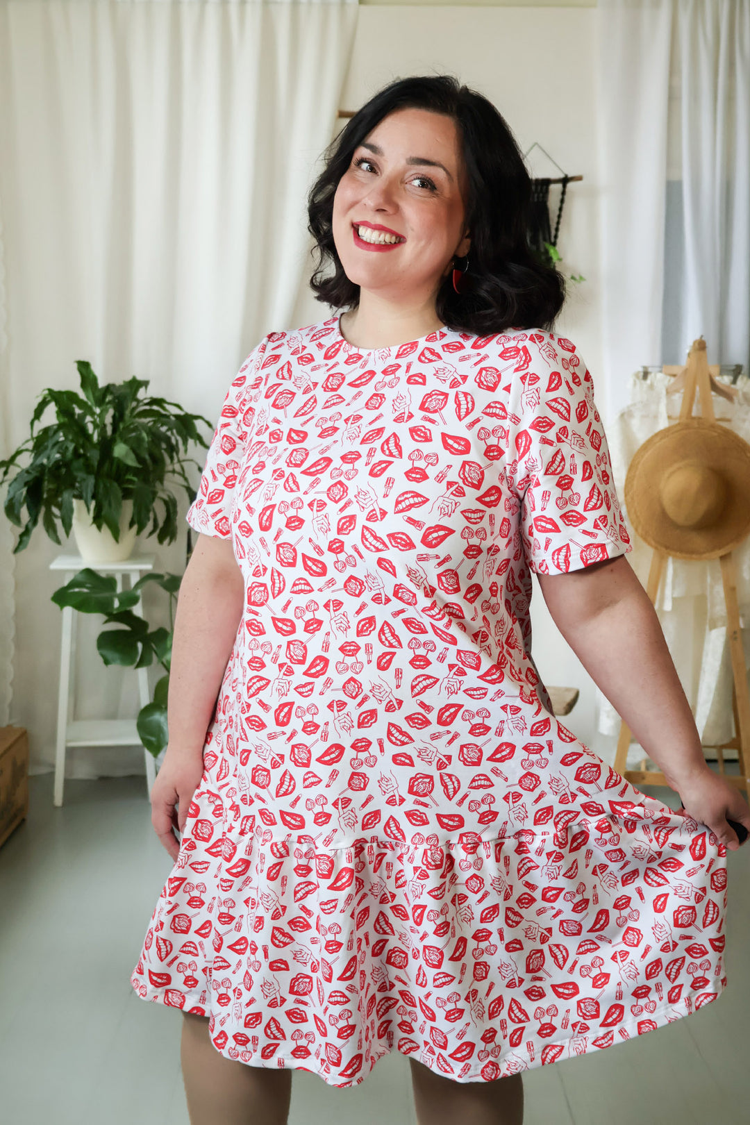 Juni-neulosmekko punaisella POP-kuosilla. Kuosin on suunnitellut Miina Launiainen ja se on painettu Printscorpiolla Pälkäneellä.