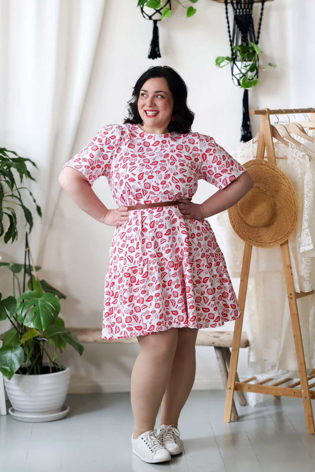 Aate clothingin Juni-neulosmekon on suunnitellut Maija Nuppula Salon Mathildedalin ruukkikylässä, jossa sijaitsee myös Aatteen kivijalkamyymälä. Kuosin on suunnitellut Miina Launiainen.