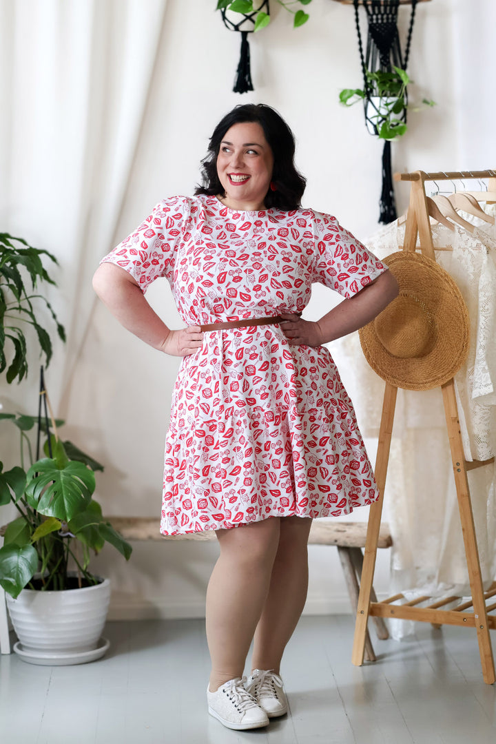 Aate clothingin Juni-neulosmekon on suunnitellut Maija Nuppula Salon Mathildedalin ruukkikylässä, jossa sijaitsee myös Aatteen kivijalkamyymälä. Kuosin on suunnitellut Miina Launiainen.