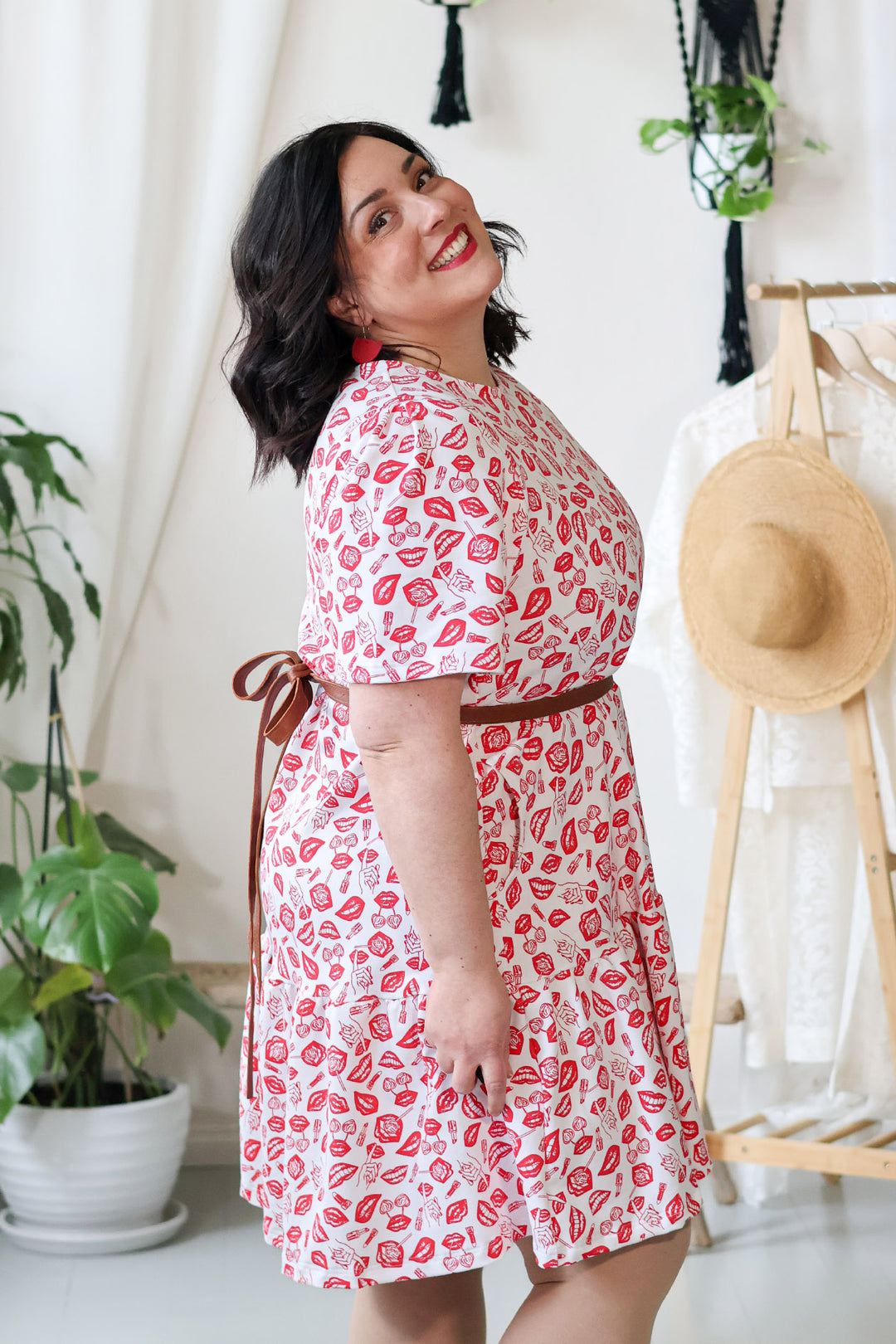 Juni-neulosmekon kanssa sopii hyvin esimerkiksi Kiedon nahkainen kietaisuvyö, joka sekin on mekon lisäksi valmistettu 100% Suomessa. Sekä Aate clothing että Kiedo kuuluvat Suomikki-yhteisöön.