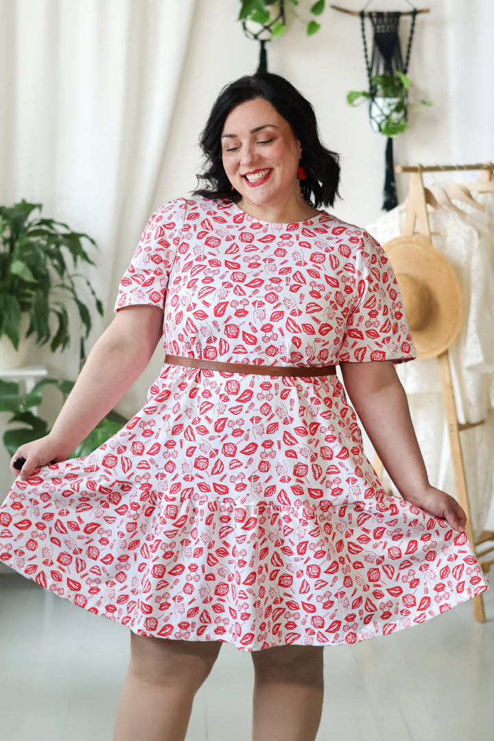 Juni-neulosmekossa on kaunis helma poimutuksella. Kuvassa koko XL. POP-kuosin on suunnitellut Miina Launiainen.