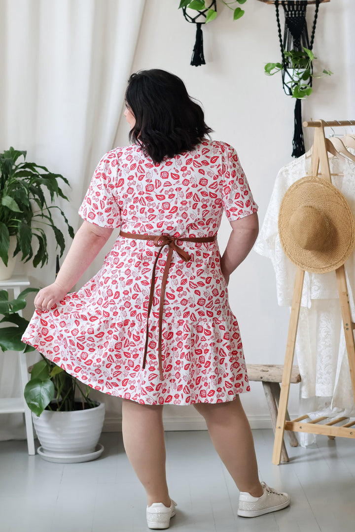 Juni-neulosmekko koossa XL.