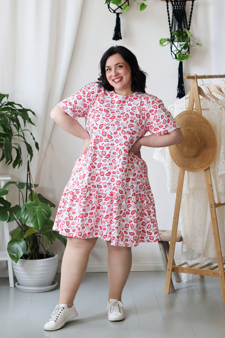 Juni-mekko on monipuolinen vaate; voit pitää sitä arkena ja juhlissakin. POP-kuosi on rohkea ja leikkisä, sen on suunnitellut Miina Launiainen ja se on painettu Printscorpiolla Pälkäneellä.