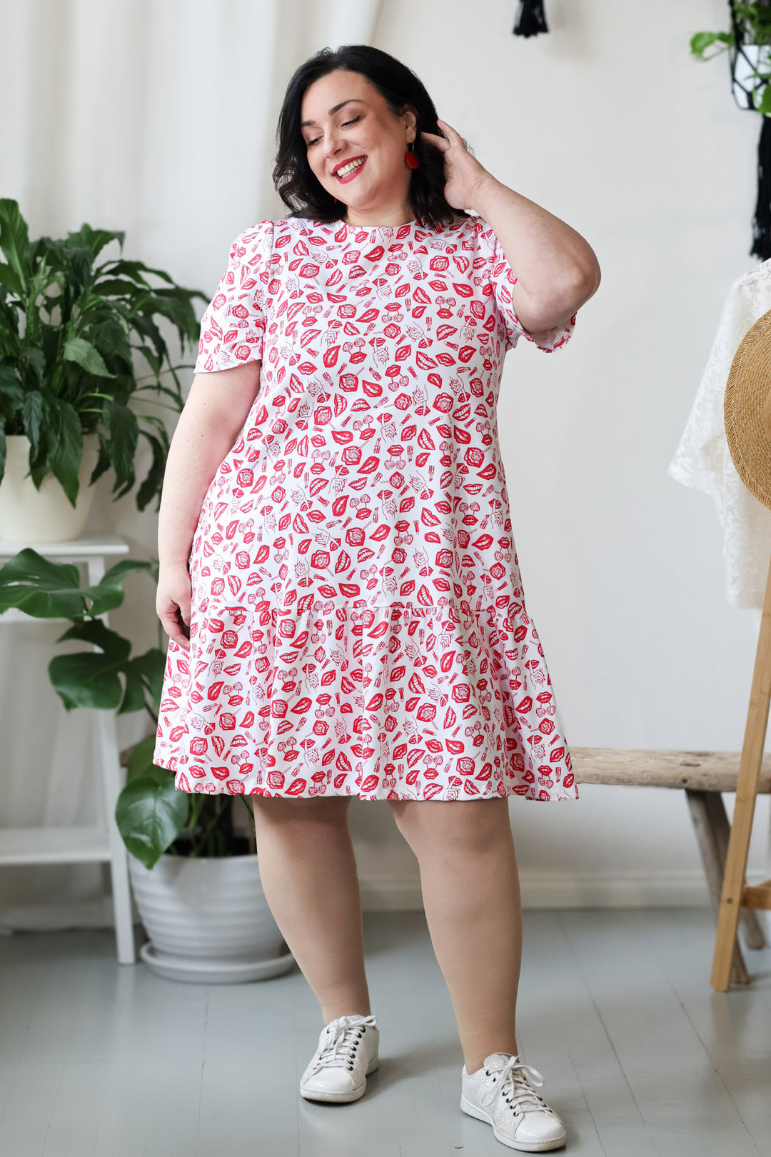 Juni-neulosmekko punavalkoisella painatuksella. Mekossa on Miina Launiaisen suunnittelema POP-kuosi, joka on inspiroitunut Uuden musiikin kilpailusta.