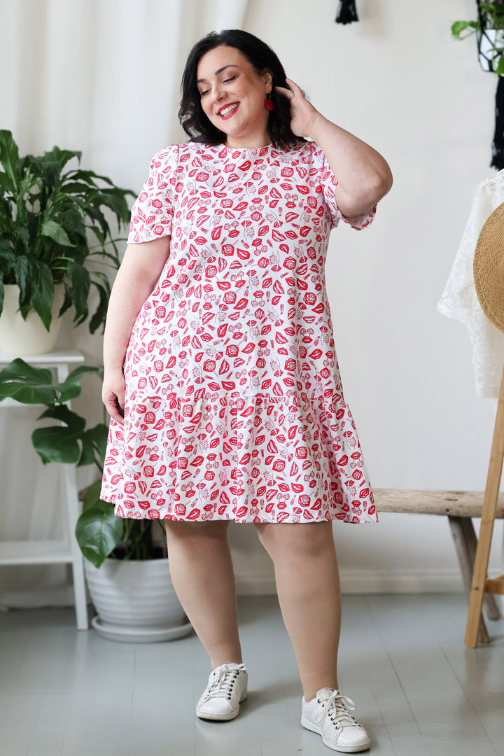 Juni-neulosmekko punavalkoisella painatuksella. Mekossa on Miina Launiaisen suunnittelema POP-kuosi, joka on inspiroitunut Uuden musiikin kilpailusta.