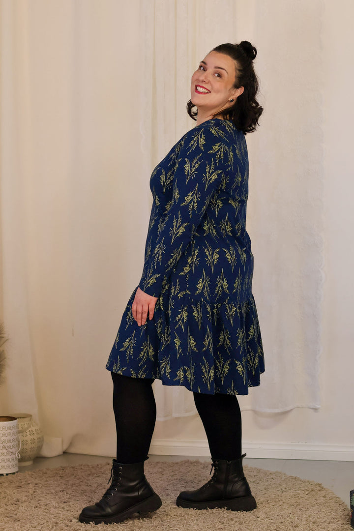 Juni-neulosmekko sivulta koossa XL.