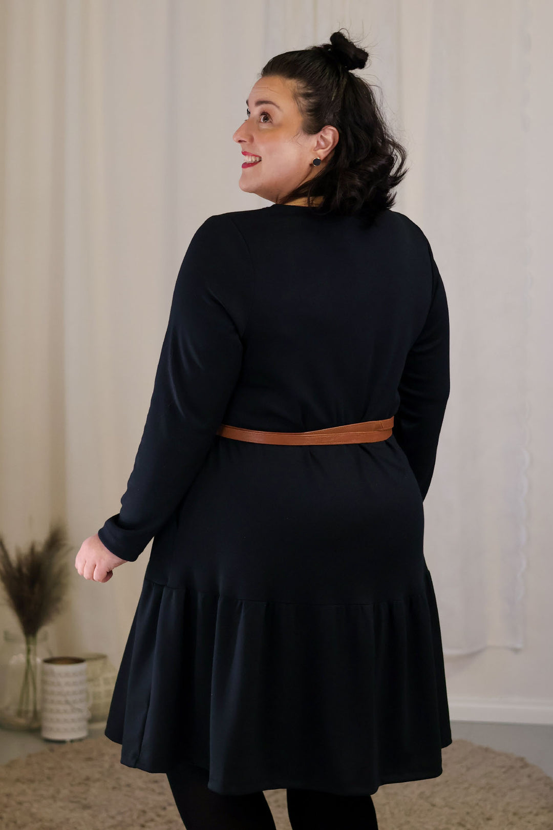 A-linjainen Juni-mekko takaa koossa XL. Mekossa on röyhelöhelma sekä taskut.