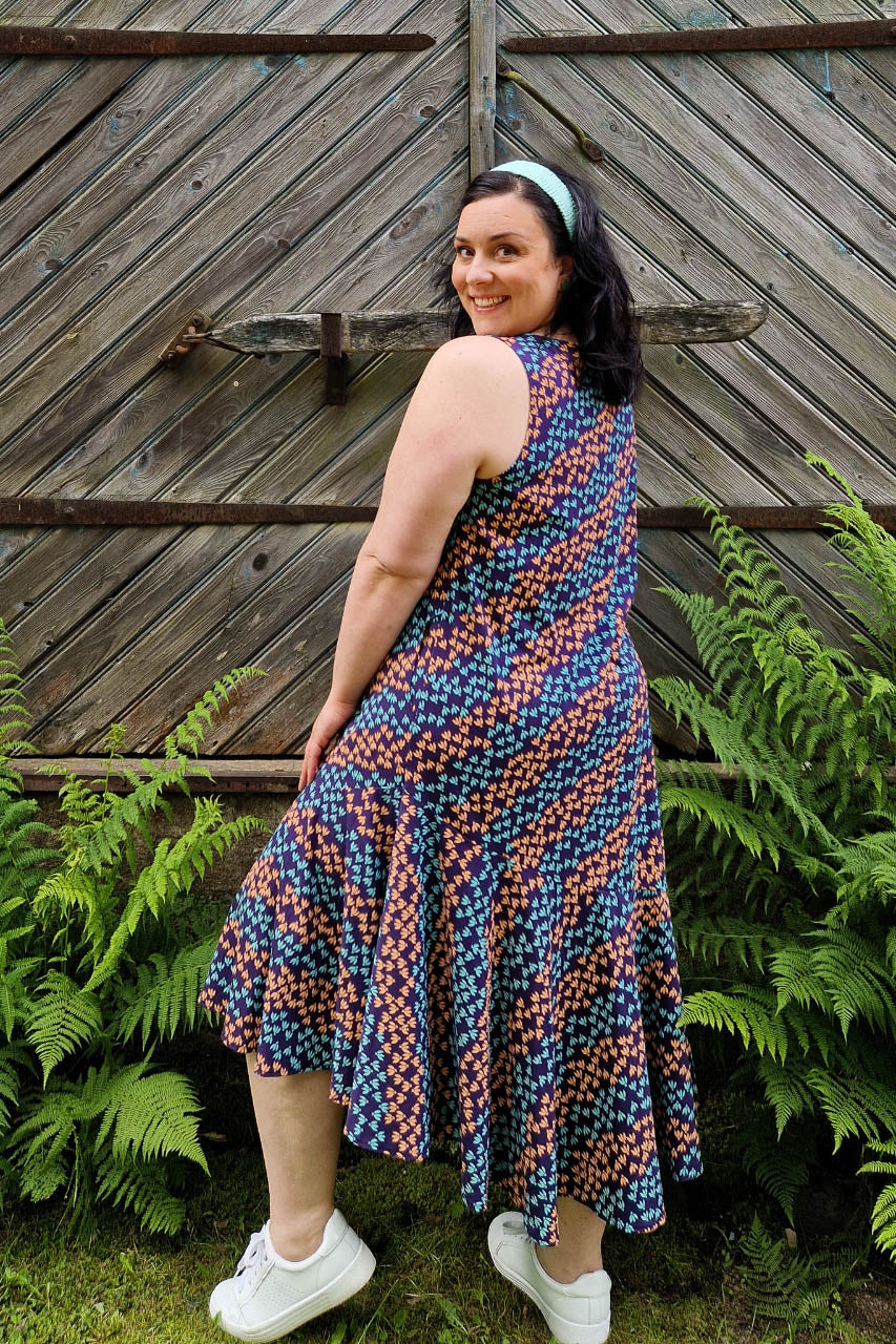 Kelly-mekossa on hauska helma, joka pitenee edestä taakse.