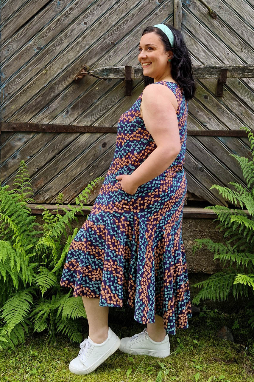 Kelly-hellemekko sivulta, koossa XXL. Mekossa on tietysti myös taskut!