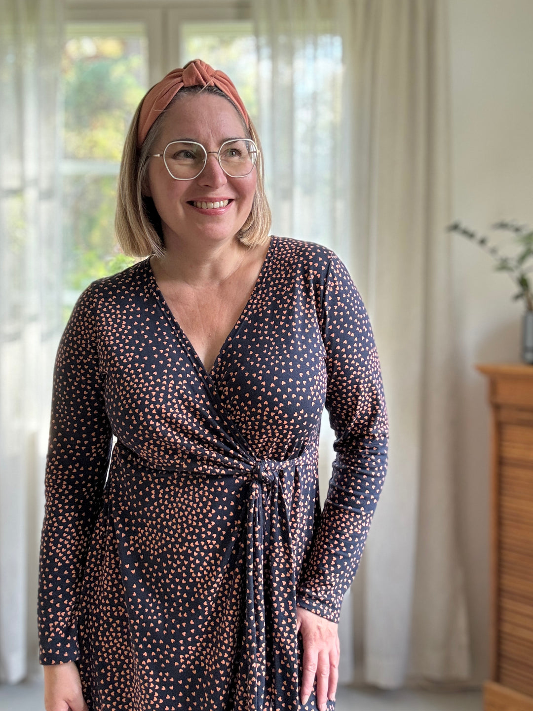 Laura-kietaisumekko Muru-kuosilla ja pitkällä hihalla