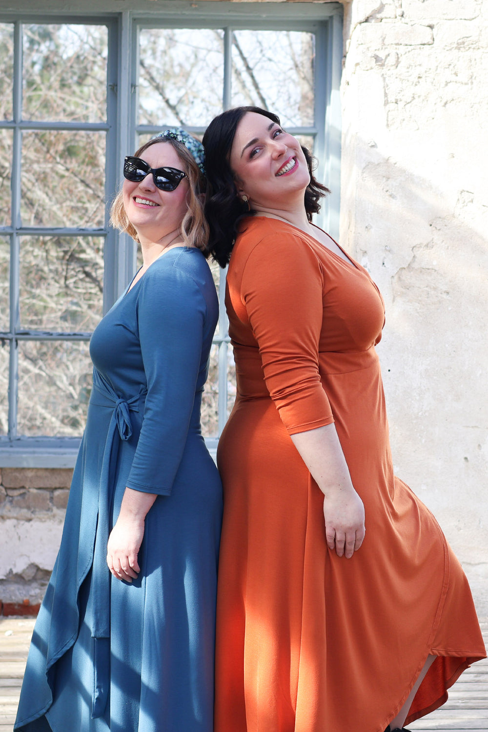 Laura-kietaisumekko pehmeän petroolin ja oranssinruskean sävyisenä. Materiaalina on ihana tencel. Mekko on valmistettu Suomessa. Kuvassa koot M ja XL.