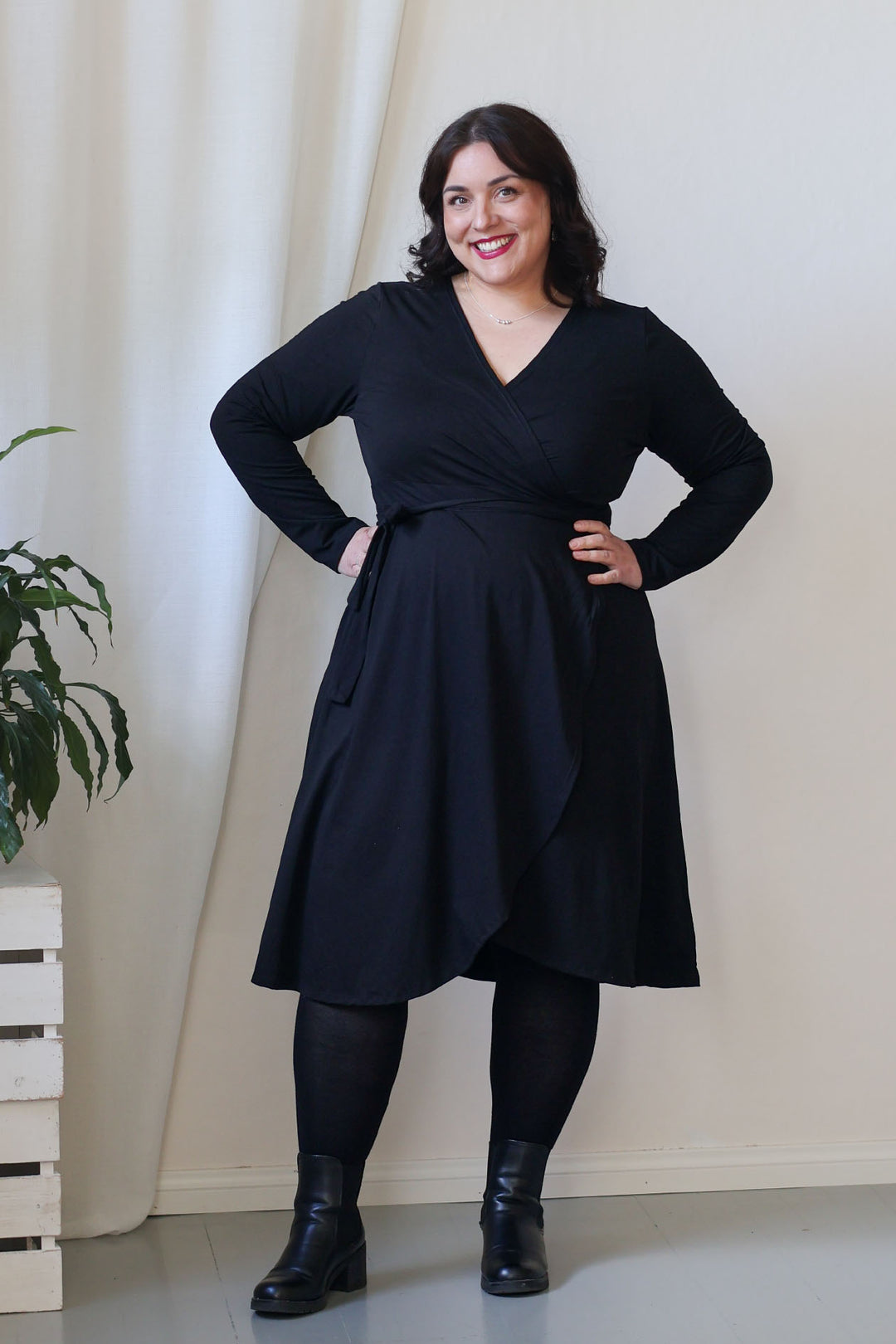 Musta Laura-kietaisumekko koossa XXL. Mekko on täysin kotimainen. Mekossa alapala on ommeltu kiinni eli se ei vaadi jatkuvaa asettelua. Kotimaisessa kietaisumekossa on kaareutuva helma jonka ansiosta se sopii hyvin eri mittaisille.