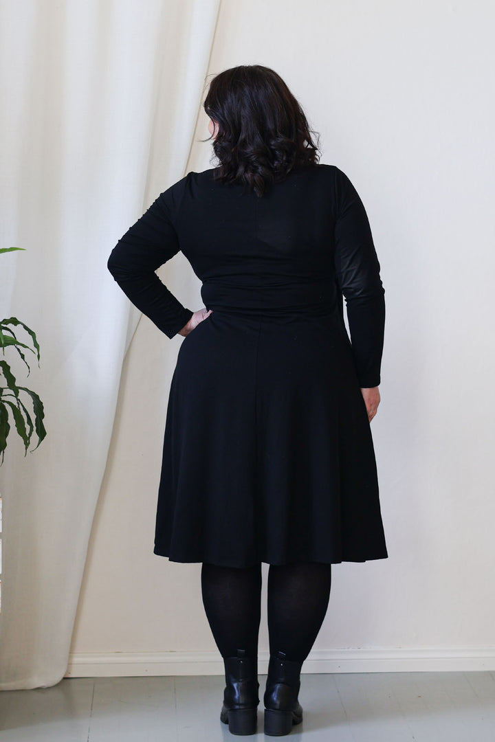 Laura-kietaisumekko takaa, koossa XXL.