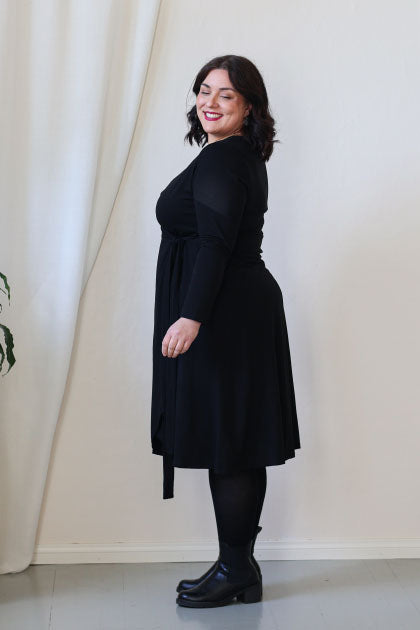 Laura-kietaisumekko mustana koossa XXL. Kuva sivulta,.