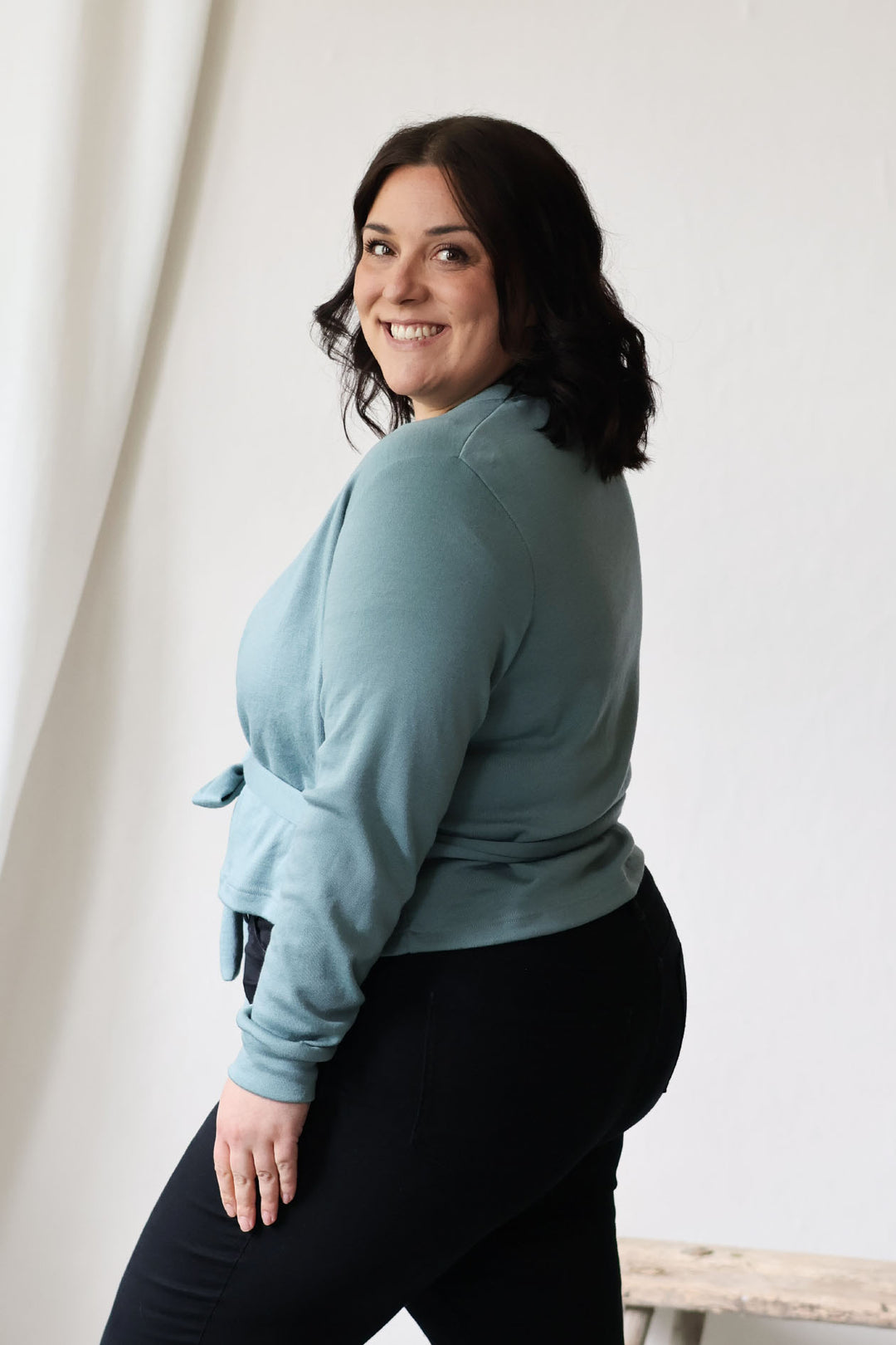 Merinovillainen neuletakki Lillian on täysin kotimainen vaate. Aate clothing valmistaa vaatteensa kokonaan Suomessa.