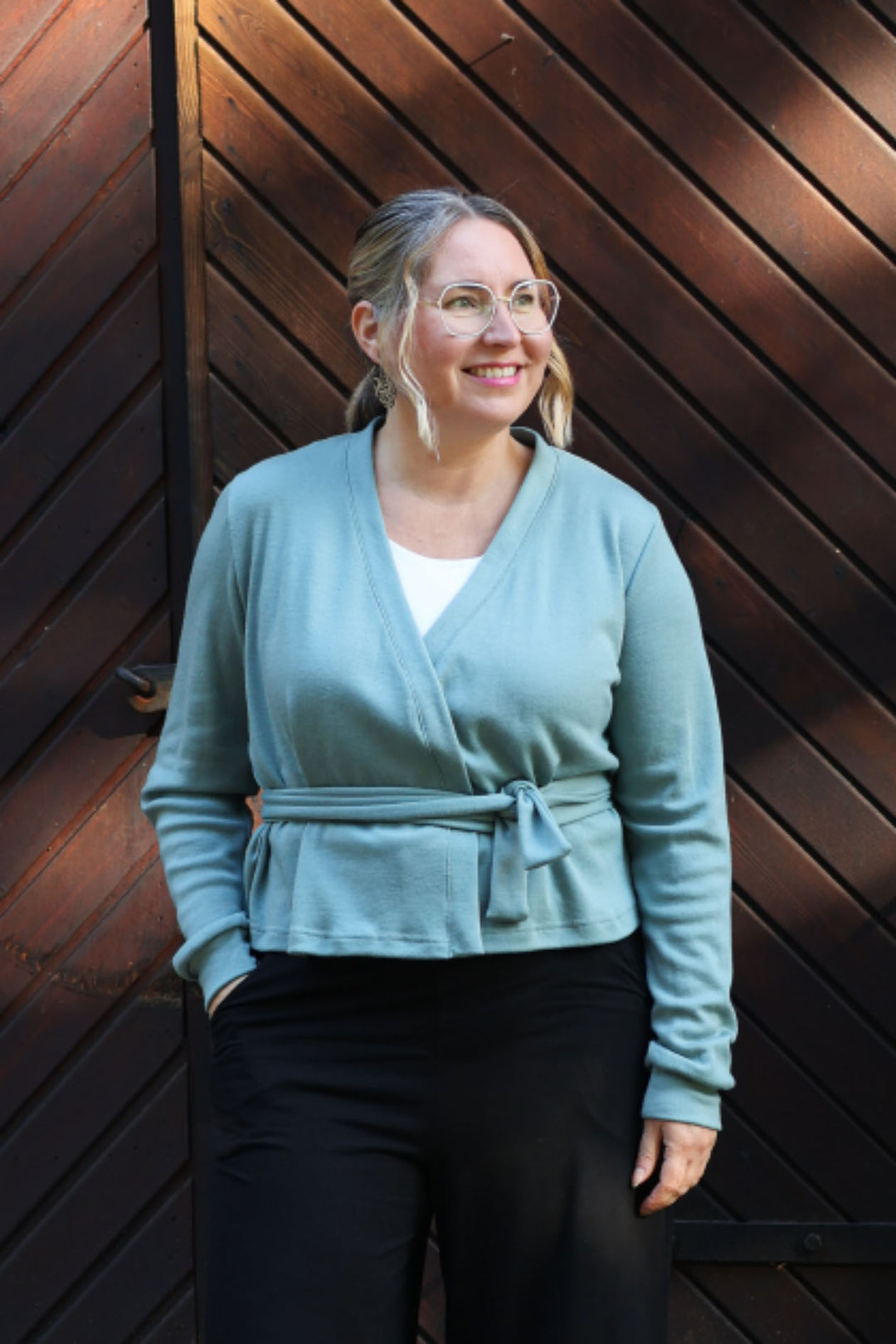Mentholin sävyinen Lillian-merinovillaneuletakki on valmistettu materiaaleista lähtien Suomessa. Kuvassa koko M/L.
