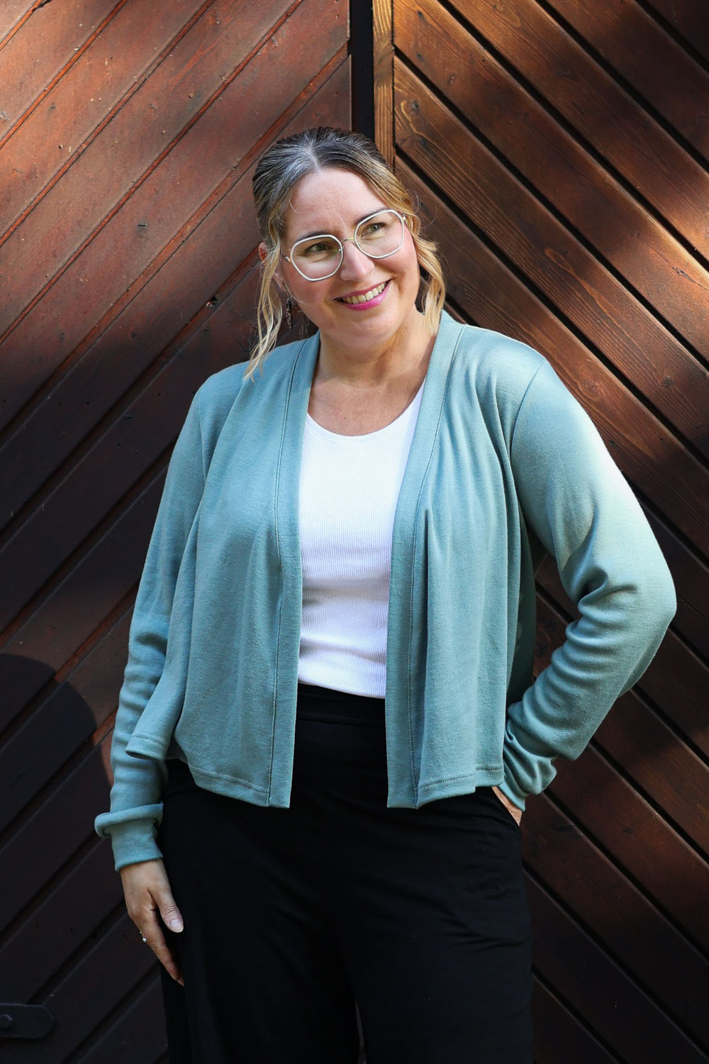 Aate clothingin mentholin sävyinen Lillian-neuletakki on 100% merinovillaa ja se on valmistettu Suomessa materiaaleista lähtien.