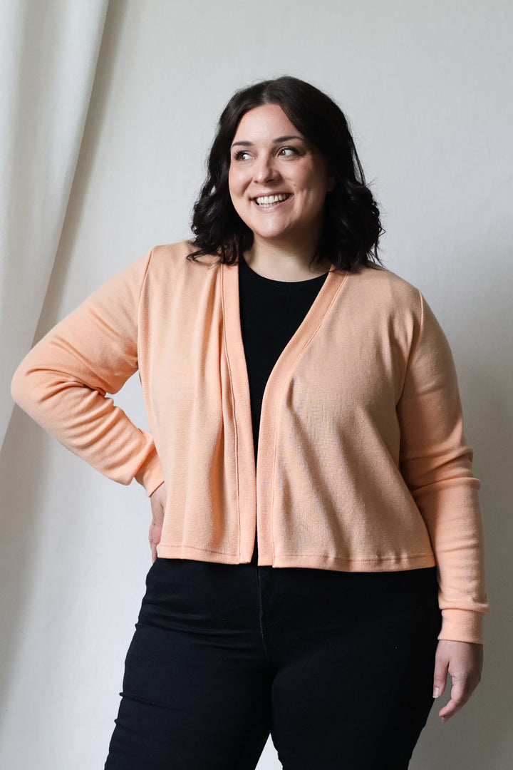 Lillian-neuletakki on 100% merinovillaa ja valmistettu täysin Suomessa, materiaaleista lähtien. Kuvassa koko L/XL ja värinä persikka.
