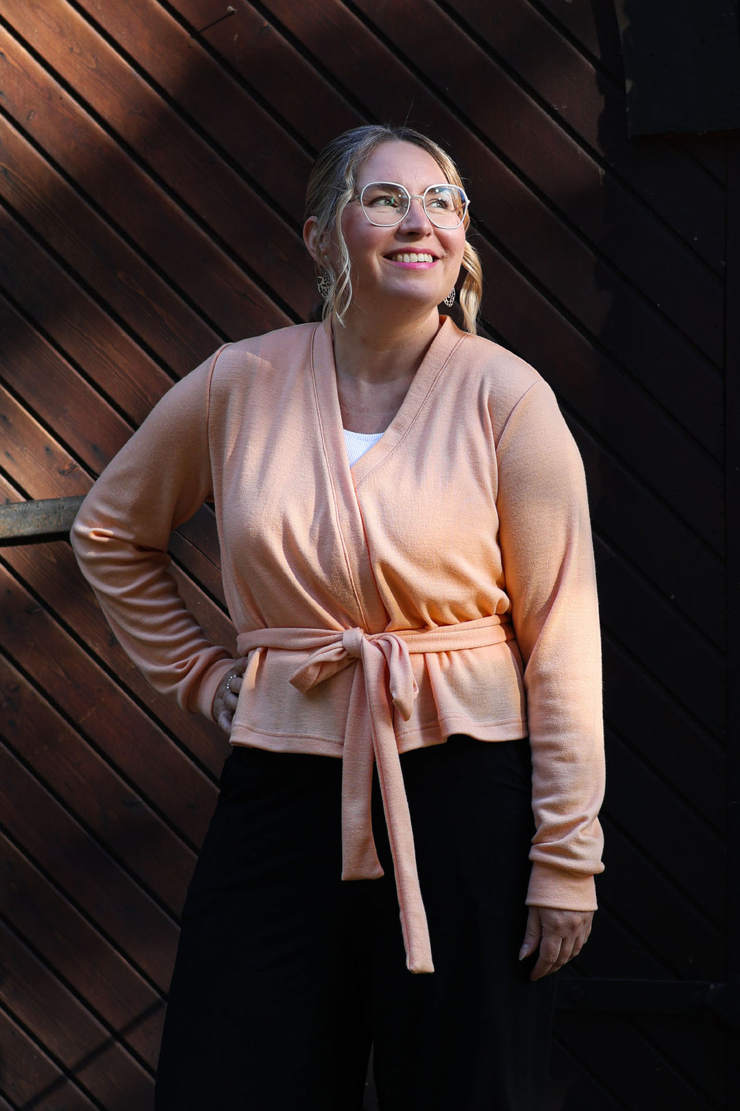 Aate clothingin persikan sävyinen Lillian-neuletakki on 100% merinovillaa ja se on valmistettu täysin Suomessa materiaaleista lähtien.