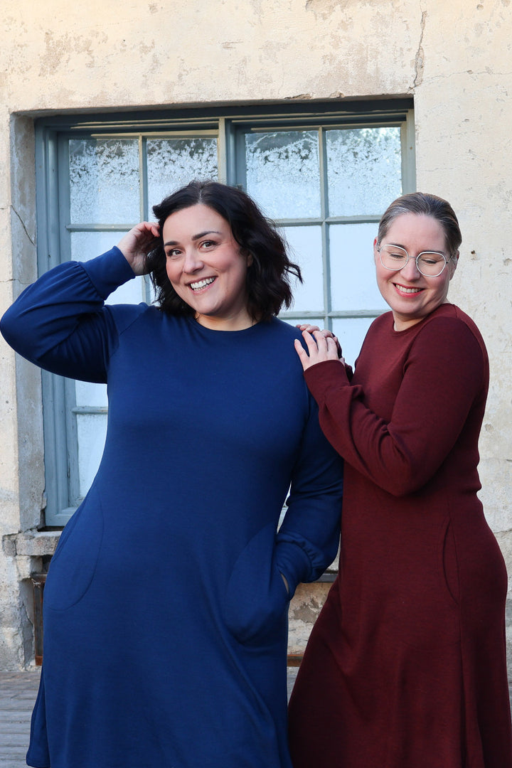 Liv-merinovillamekot tummansinisenä ja ruskeanpunaisena. Mekot on valmistettu 100% Suomessa!