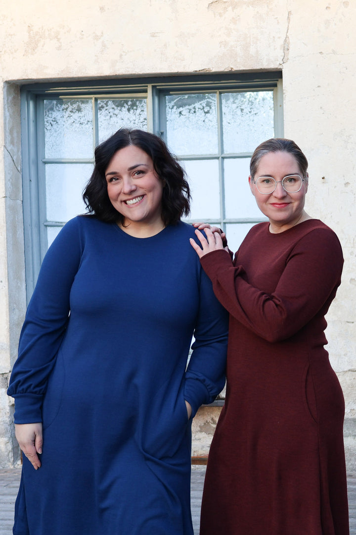 Liv-neulemekko on 100% merinovillaa. Väreinä ruskeanpunainen ja tummansininen. Kuvassa koot L/XL ja M/L.