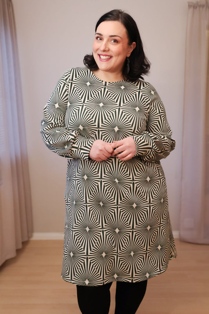 Liv-neulosmekossa on taskut ja kivat pussitetut hihat. Kuvassa koko XXL.