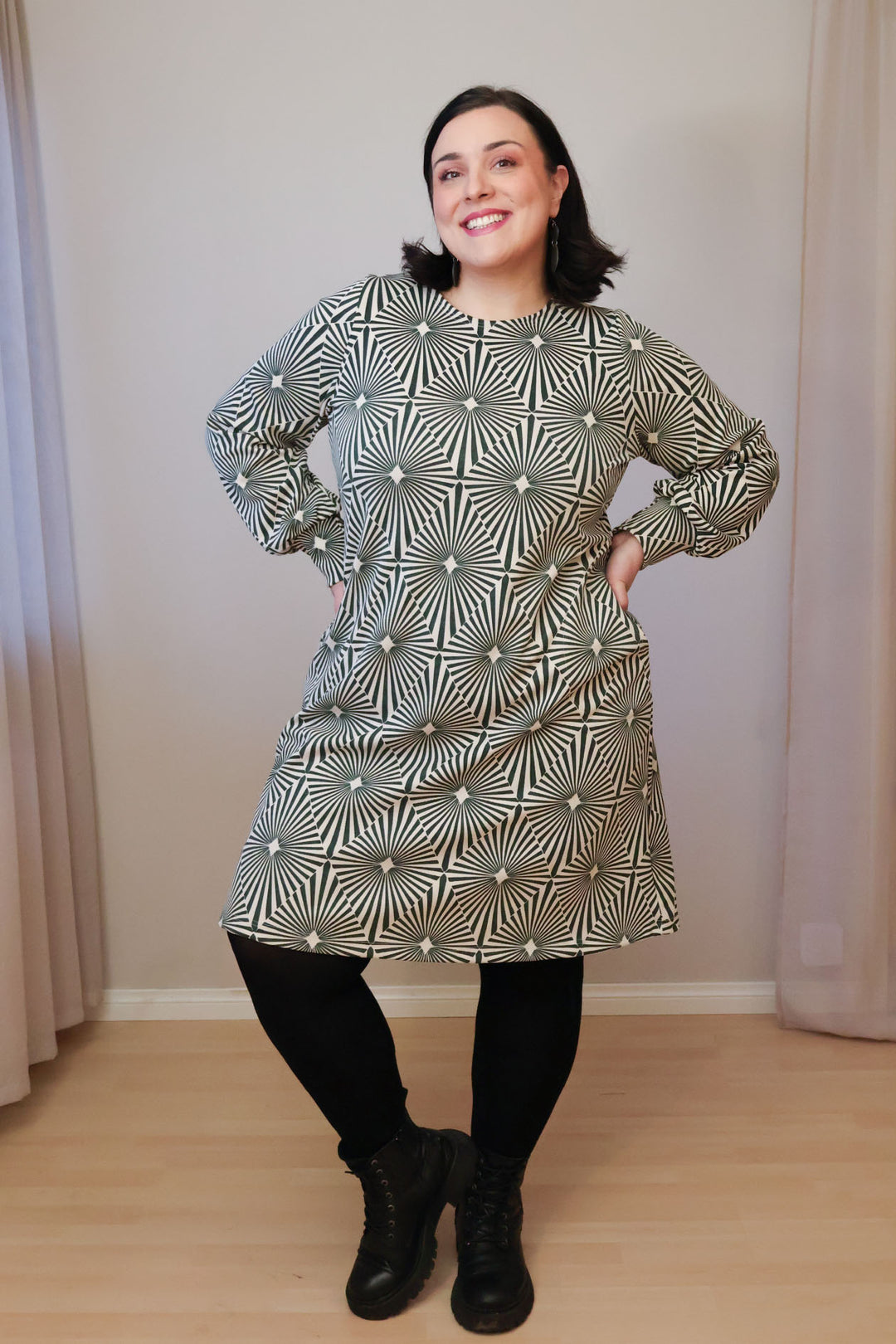 Liv-neulosmekko Diamonds-kuosilla koossa XXL.