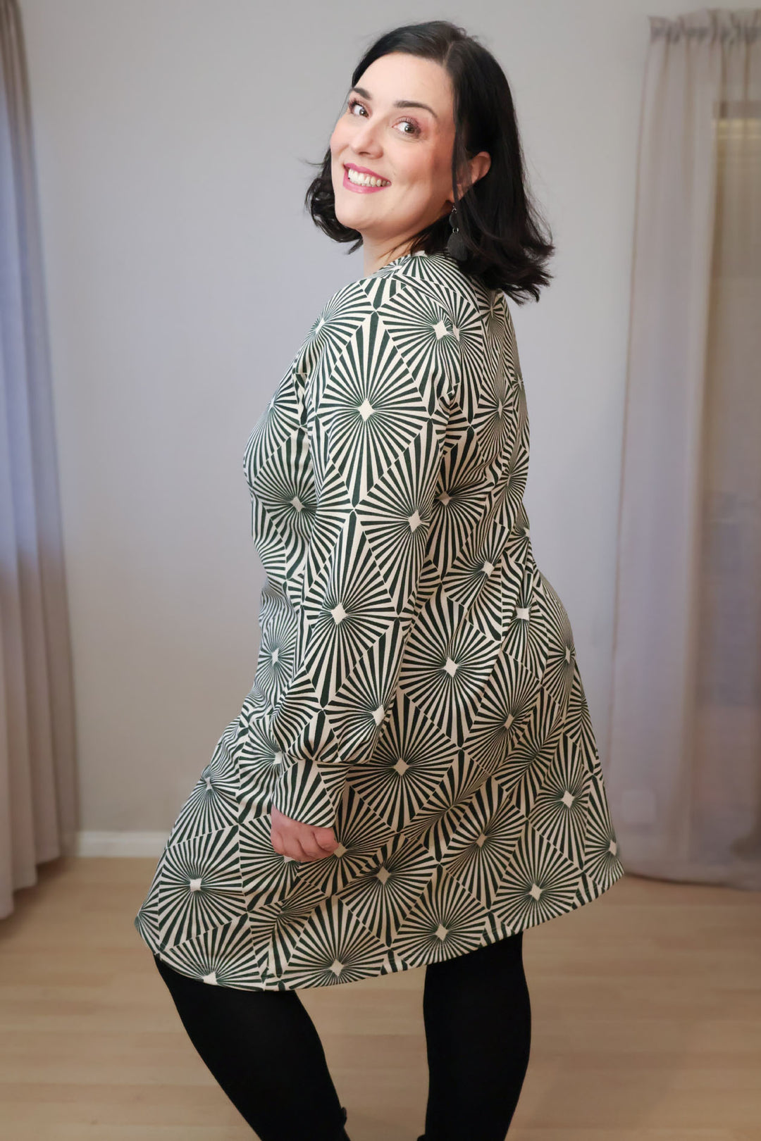 Diamonds-kuosinen Liv-neulosmekko koossa XXL. Mekko on valmistettu Suomessa.