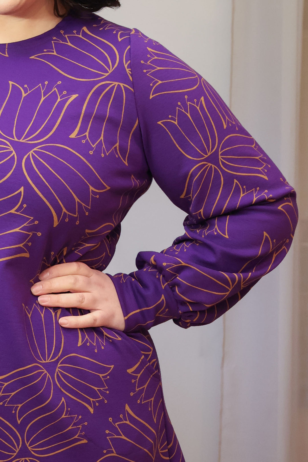 Lähikuva Kissankello-kuosisesta Liv-mekosta.