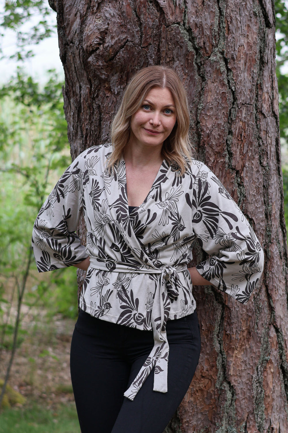 Lucy-kimono koossa XS/S. Kimonossa on oma erillinen vyö, joten voit solmia sen kiinni tai jättää sen pois ja käyttää takkina.
