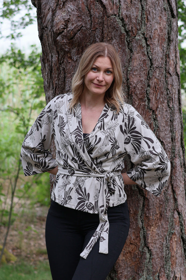 Lucy-kimono koossa XS/S. Kimonossa on oma erillinen vyö, joten voit solmia sen kiinni tai jättää sen pois ja käyttää takkina.