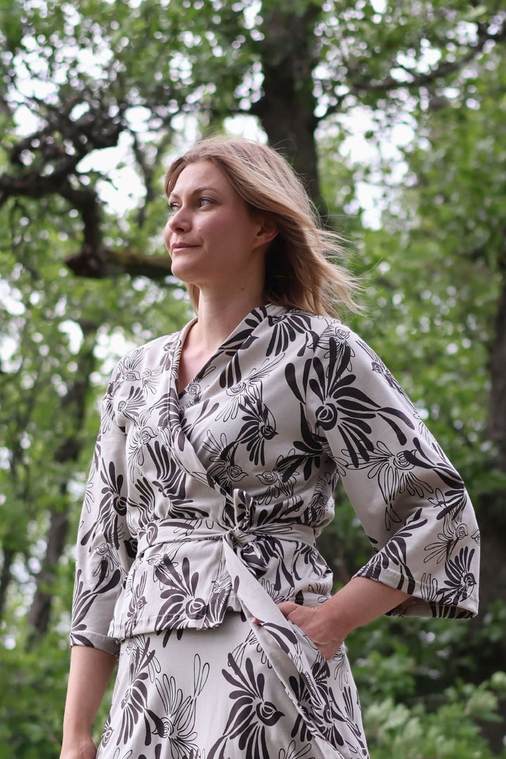Lucy-kimono Muuttolinnut-kuosilla koossa XS/S. Kimono on täysin kotimainen sillä se on valmistettu materiaaleista lähtien Suomessa.