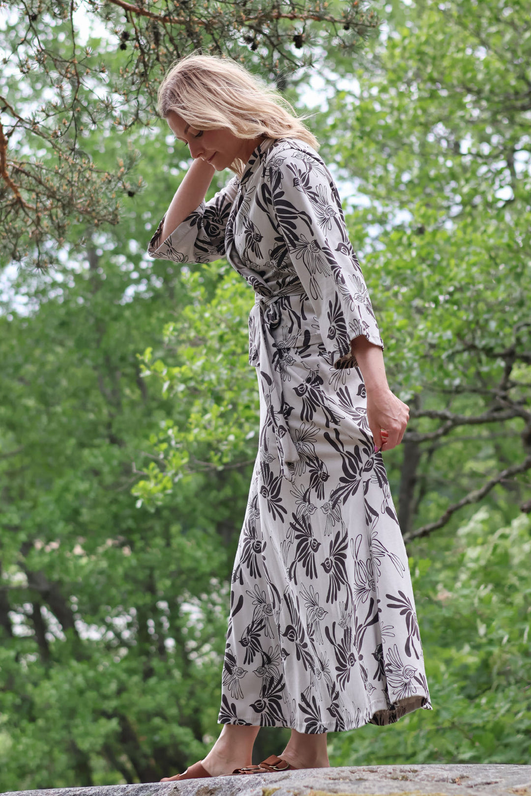 Lucy-kimono ja Nellie-maksihame Muuttolinnut-kuosilla koossa XS/S. Vaatteet on valmistettu materiaaleista lähtien Suomessa.